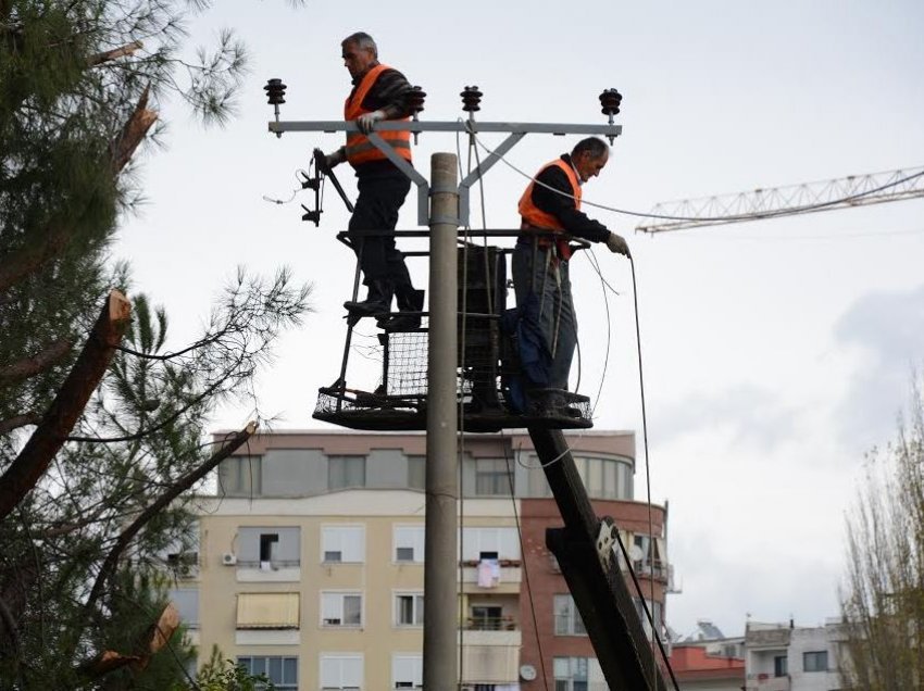 Procedohen dhe 2 punonjës të OSHEE-së pasi nuk konstatuan vjedhjen e energjisë elektrike