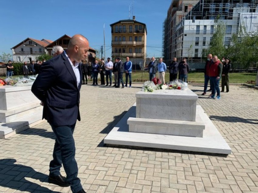 ​Haradinaj bën homazhe te varret e heronjve Ilir Konushevci dhe Hazir Malaj