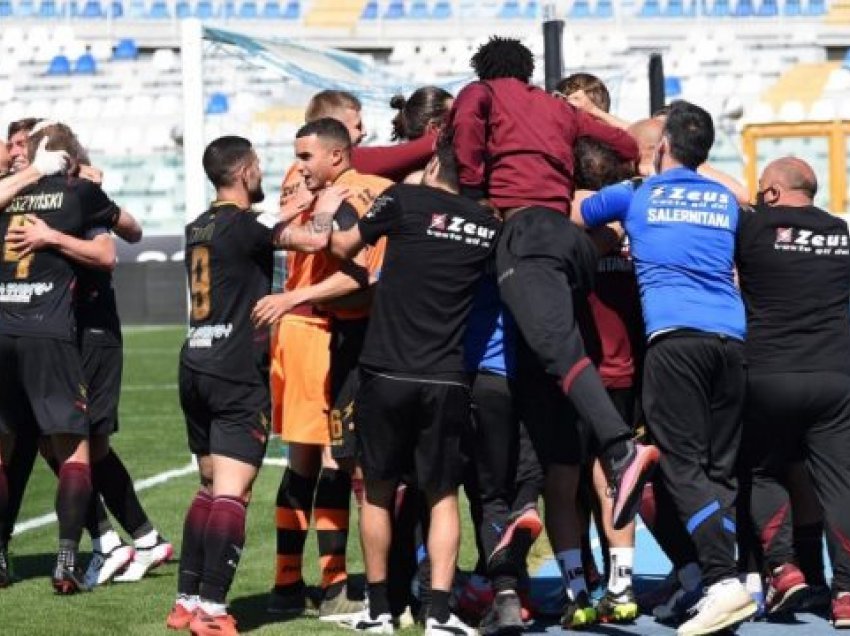 Pas 23 viteve, Salernitana u promovua në Serie A, por presidenti duhet ta shesë klubin brenda 30 ditëve