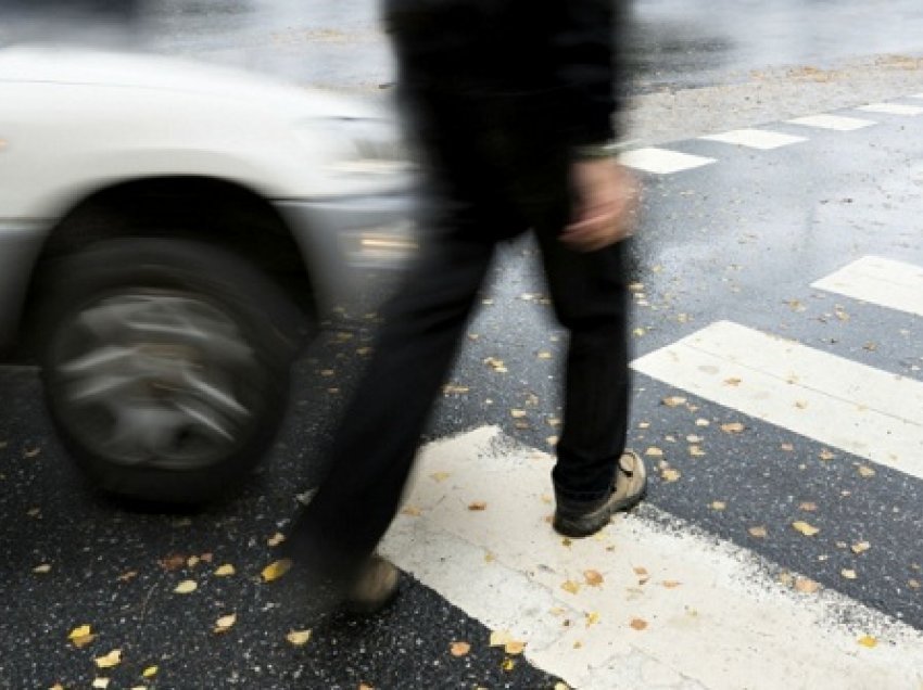 Vetura humb kontrollin, godet dy këmbësorë dhe dy vetura të parkuara në Skënderaj