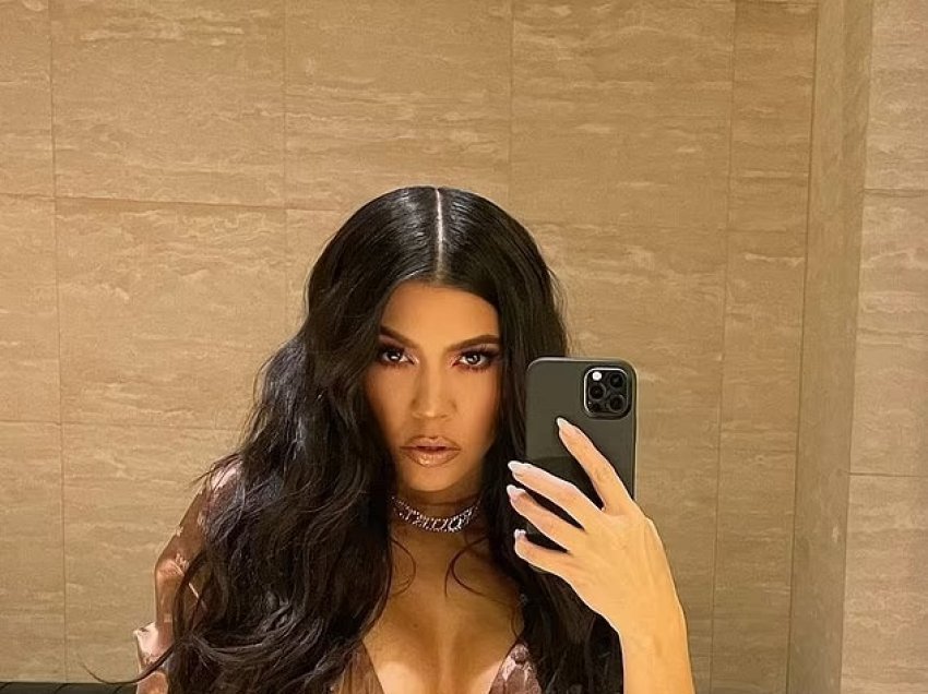 Kourtney Kardashian tregon të pasmet 'rrumbullak'