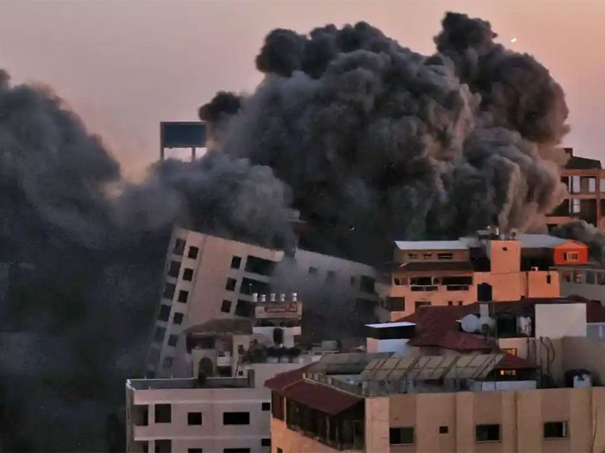 Hamasi hedh raketa në Tel-Aviv, Izraeli shemb kompleksin në Gazë