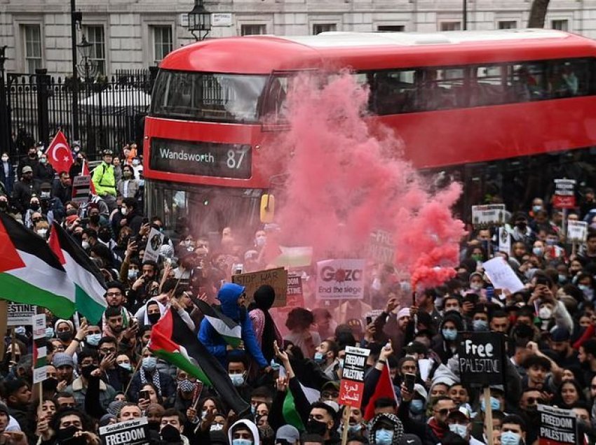 Protesta anti-Izrael në kryeqytetet e botës, në Stamboll digjet flamuri izraelit