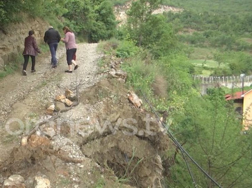 Rruga në Klos prej dy muajsh e shembur, banorët: Rrezikojnë të bien poshtë fëmijët