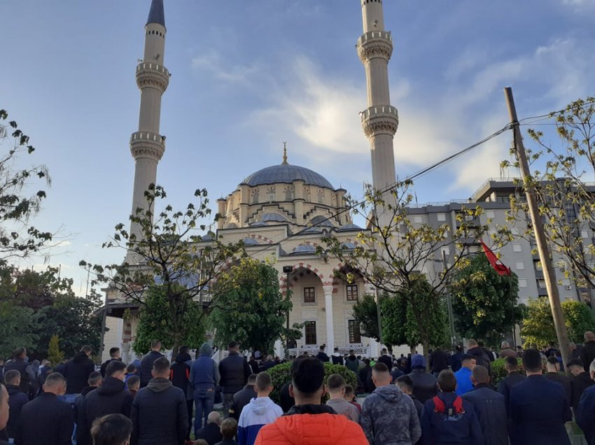 Pamje nga falja e Namazit të Fitër Bajramit në Xhaminë Qendrore në Mitrovicë