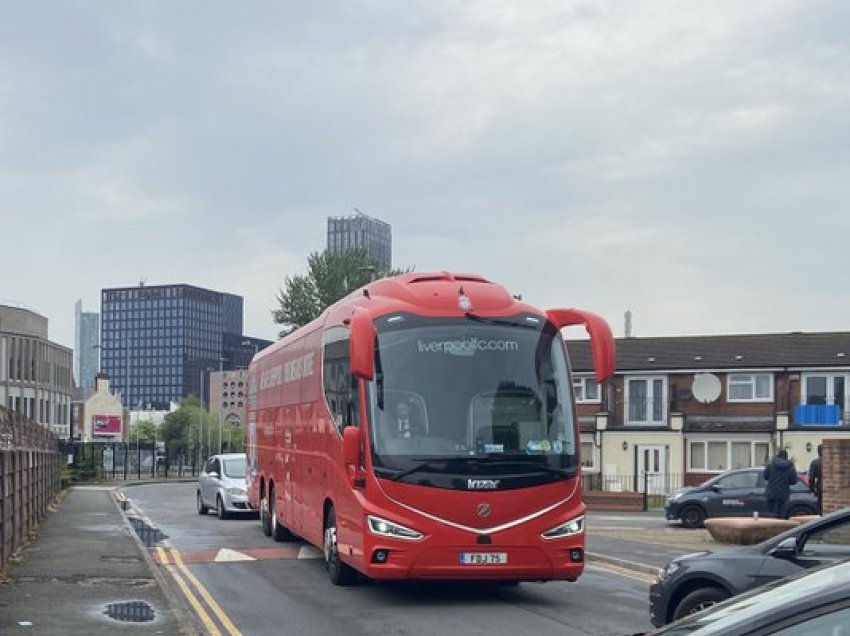 Bllokohet autobusi i Liverpoolit, kaos