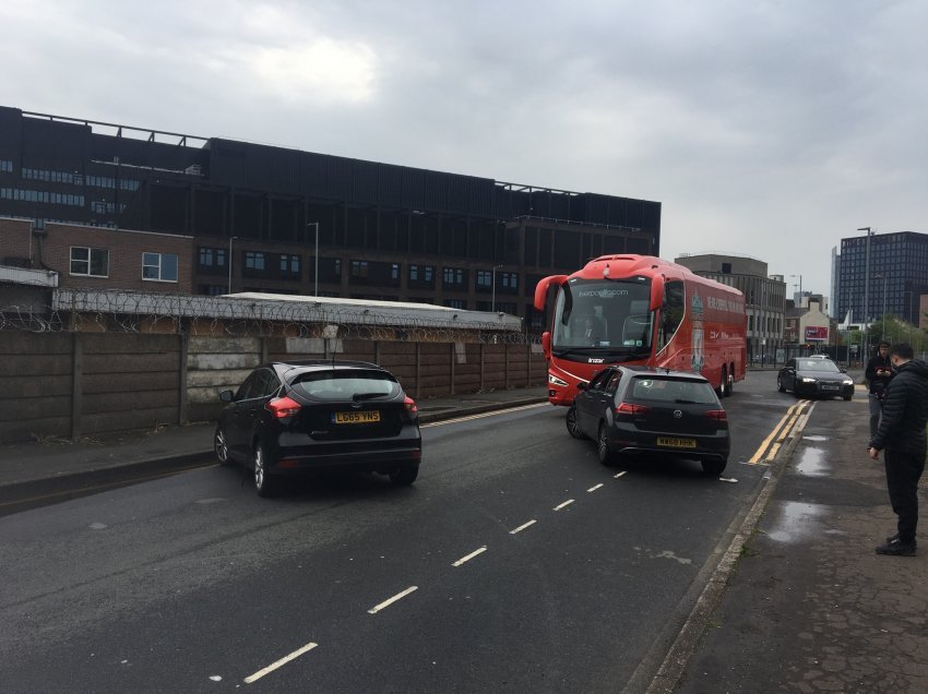 Sërish protesta në Manchester, tifozët bllokojnë autobusin e Liverpoolit