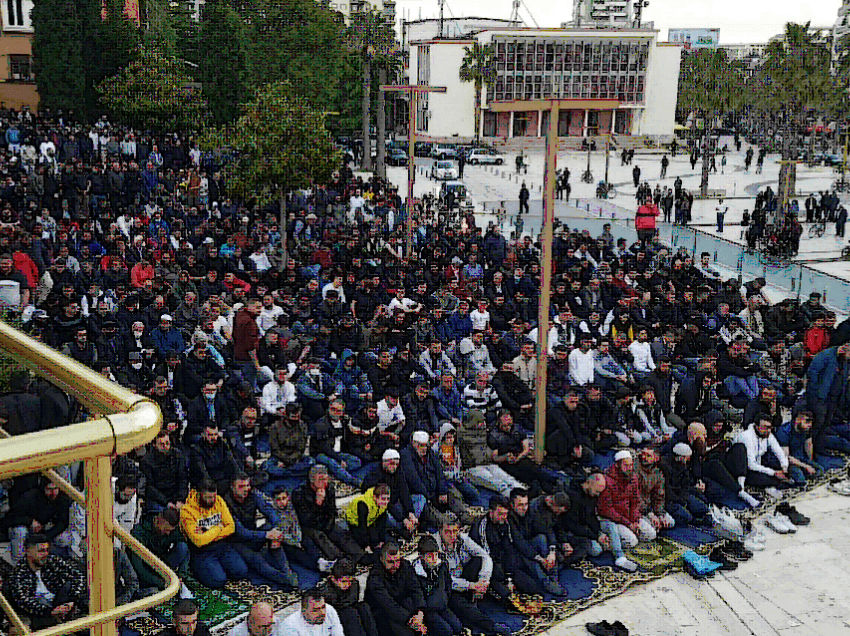 Durrës/ Besimtarët myslimanë festojnë Fitër Bajramin