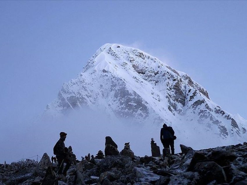 Dy alpinistë të huaj humbin jetën në Everest