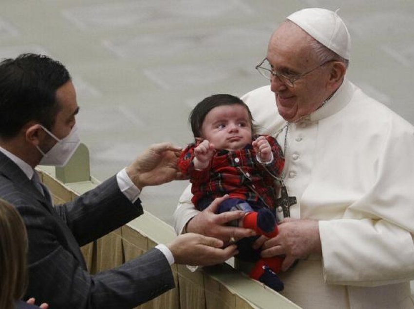 “Kushte ekonomike të rinjve për të stimuluar lindjet”, Papa Françesku i bën thirrje shtetit italian