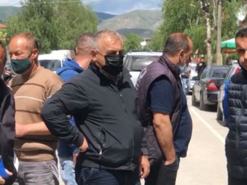 Protestë në Korçë, kundërshtojnë vendimin e Bashkisë që ndalon transportin në vajtje-ardhje