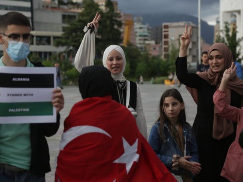 Protesta pro Palestinës në Tiranë, në shesh edhe flamuri turk