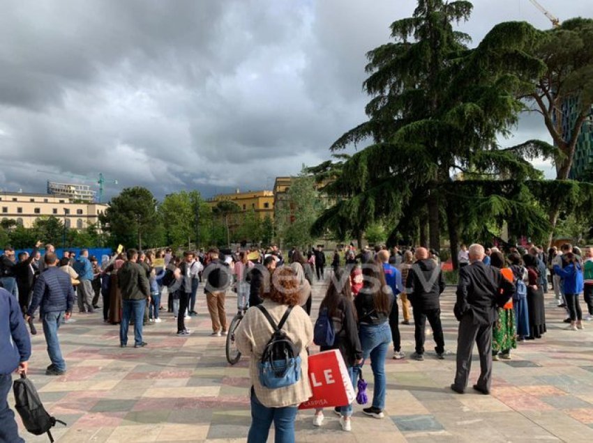 “Stop gjenocidit! Lironi Palestinën!” Pas Prishtinës, lutje dhe protesta në Tiranë