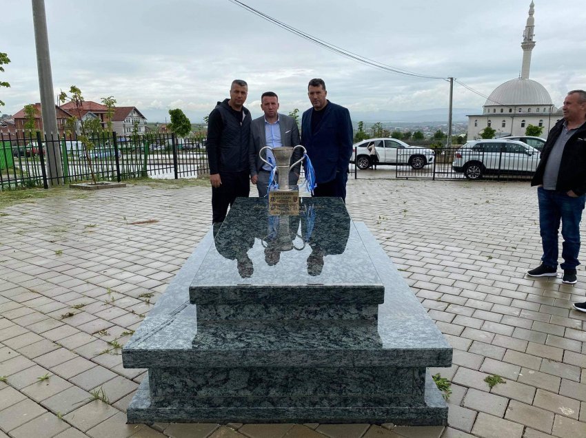 Trofeu dërgohet pranë varrit ku prehet shpirti i legjendës Fadil Vokrri