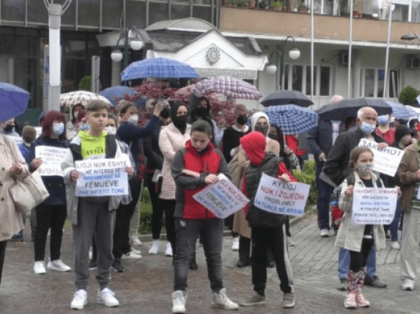 Edhe në Gostivar u protestua kundër digjitalizimit të librave