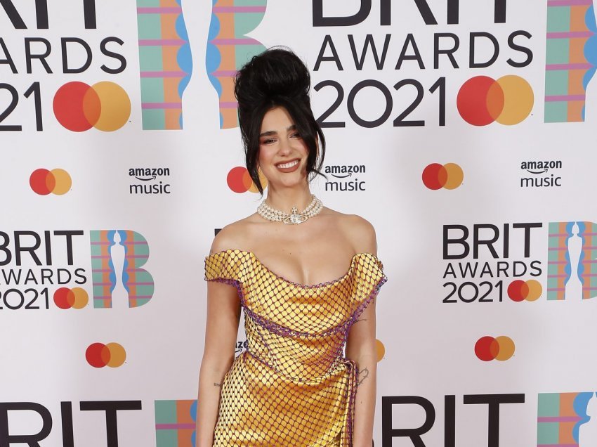 Dua Lipa shijon kalërimin me familjen e Anwar Hadid, pas suksesit në Brit Awards