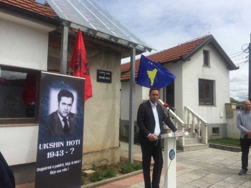 ​Konjufca kërkon që Ukshin Hoti të bëhet pjesë e korrikulumit të universitete e shkolla