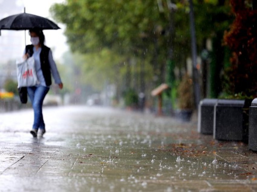 Mos harroni çadrat, java nis me reshje shiu dhe ulje temperaturash