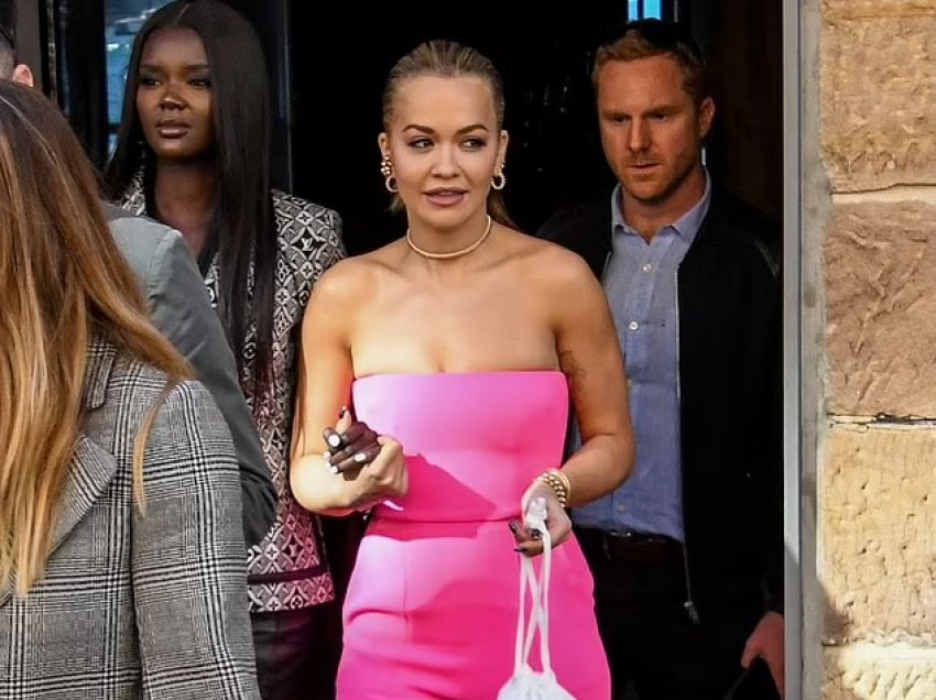 Pasi konfirmoi romancën, Rita Ora shfaqet elegante si rrallë herë