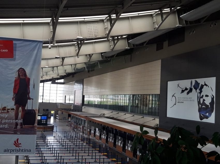 Qytetari rrahu policin për shkak të maskës në Aeroportin “Adem Jashari”