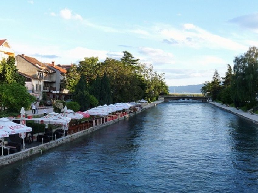 Qeveria pret që Komuna e Strugës t’i prishë ndërtimet pa leje