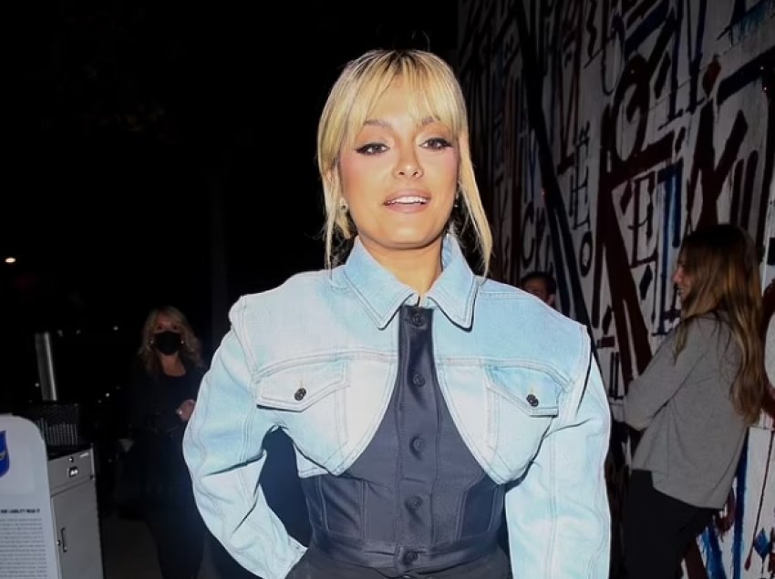 Bebe Rexha merr vëmendjen me pantallonat me vija transparente, ndërsa thekson linjat e trupit