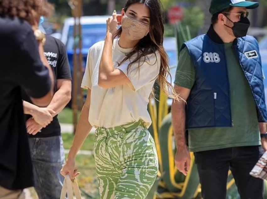 Kendall Jenner nuk ndalet së promovuari pijen alkoolike ‘tequila 818’, pavarësisht akuzave për përvetësim kulturor