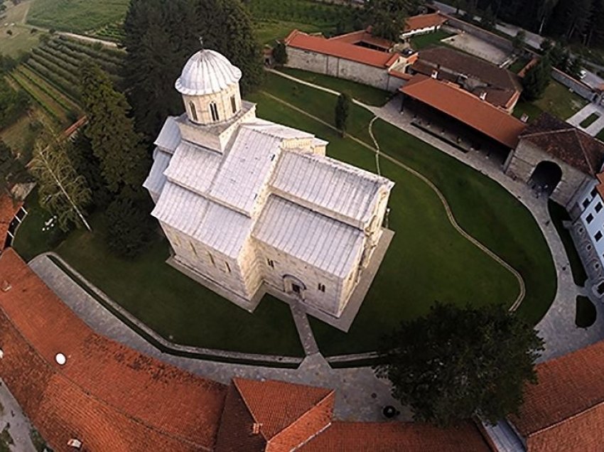 Rel/ Qeveria Kurti hesht lidhur me Manastirin e Deçanit