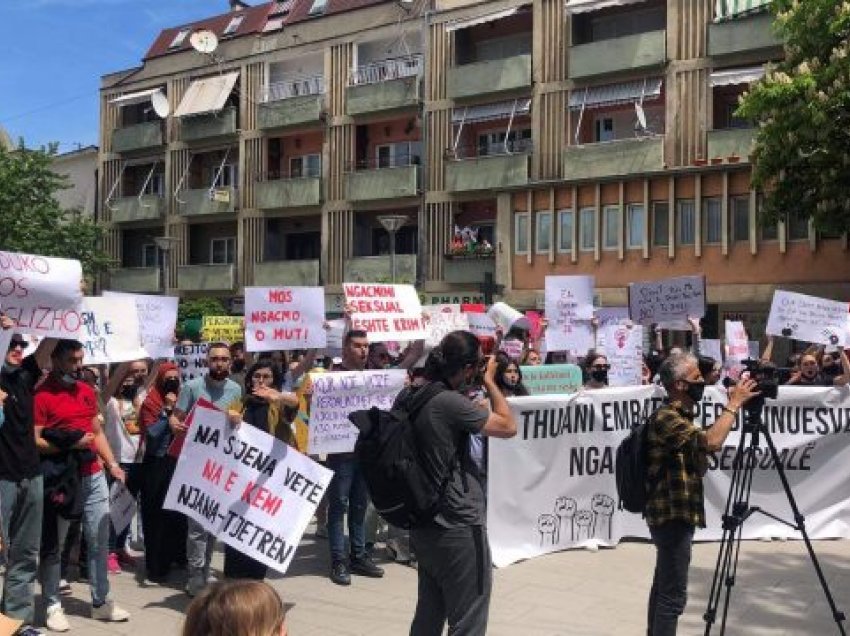 Protestohet në Mitrovicë kundër dhunës seksuale, kërkohet publikimi i emrave të përdhunuesve