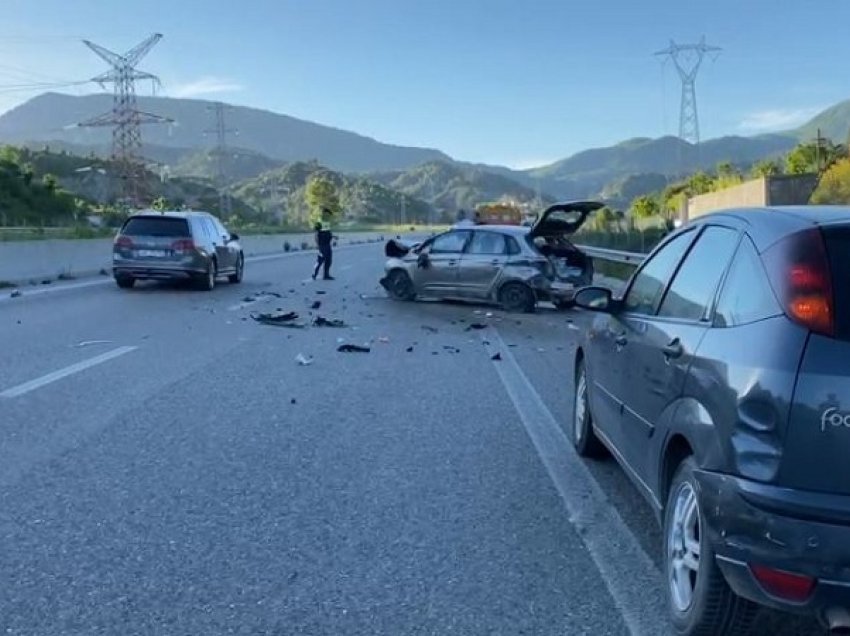 Aksident në autostradën Elbasan-Tiranë/ Përplasen dy makina, një i plagosur