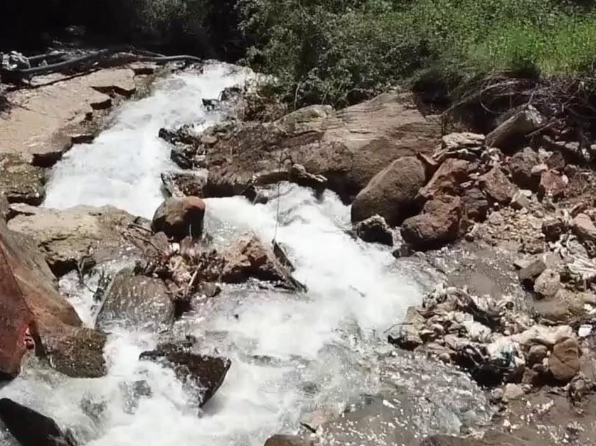 ‘Uji aq toksik në Liban, saqë mund të djegin sytë’ 