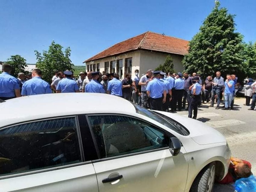 Qytetari i del përpara veturës së Komunës, protesta kundër mbylljes së shkollës