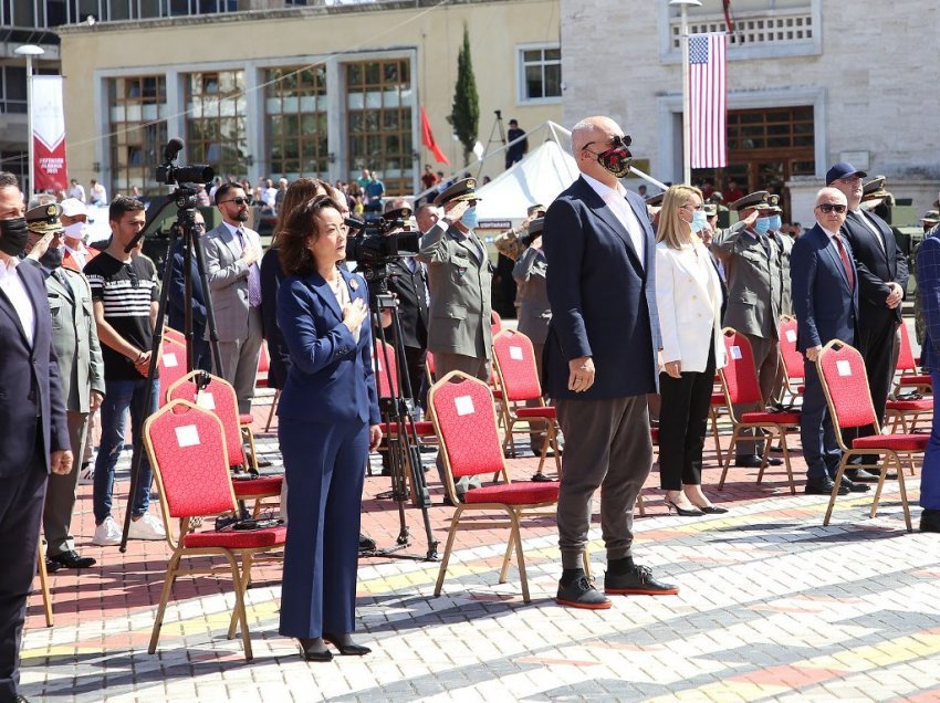 NATO “blindon” Tiranën, Rama dhe Meta “përplasen” në sheshin “Nënë Tereza”