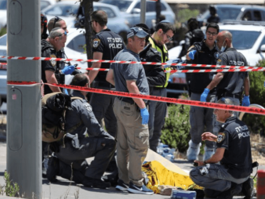 Një palestinez ther dy izraelitë në Jerusalem, vritet nga policia