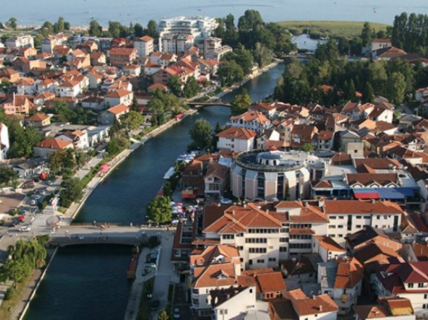 65 ndërtime pa leje në zonën e mbrojtur të Strugës, Merko mohon një gjë të tillë