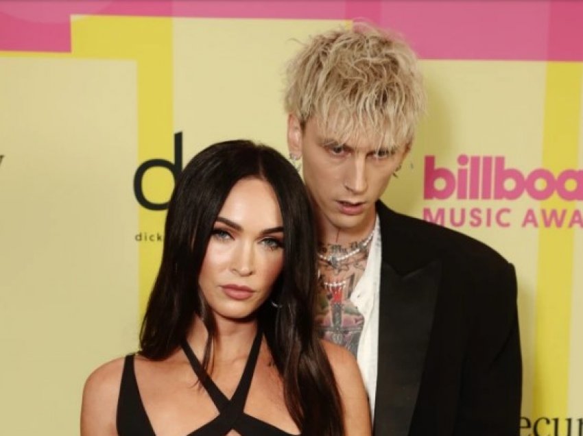 Megan Fox në momente intime me Machine Gun Kelly në tapetin e kuq të “Billboard Music Awards”