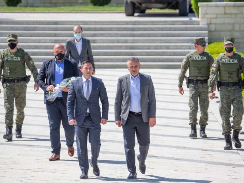 Mehaj homazhe në Prekaz: Duke kujtuar të kaluarën, të ardhmen do ta kemi më të sigurt