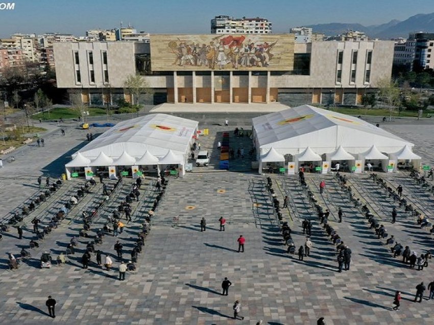 Nis sot vaksinimi i punonjësve të transportit publik në sheshin “Skëndërbej”