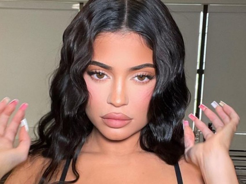 Një bark të sheshtë si Kylie Jenner – ushtrimet, dieta apo ndërhyrja estetike?