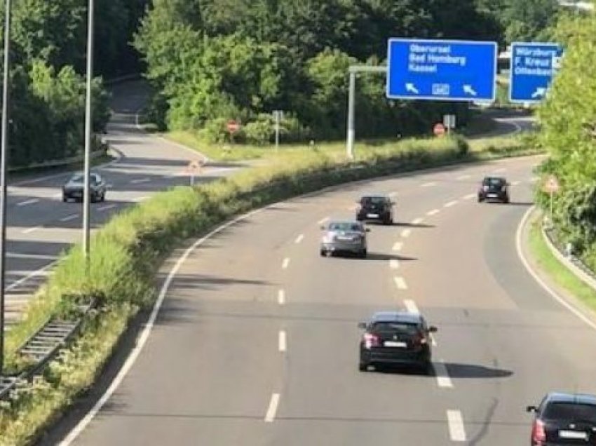 U ndalën për të pushuar, burri e harron gruan e tij në një autostradë në Gjermani