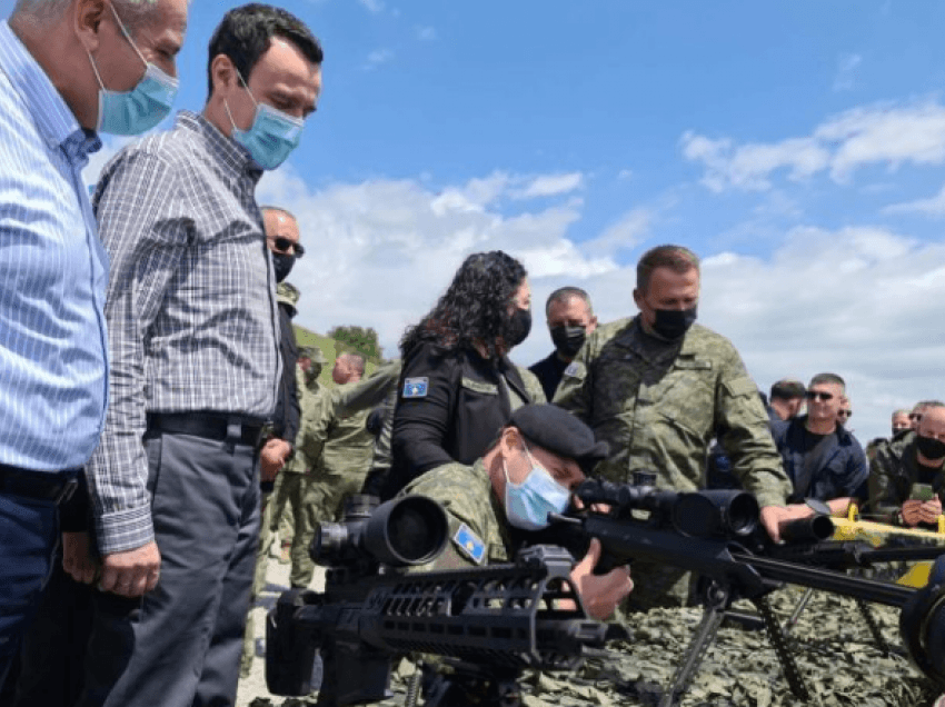 Bashkëshorti e shoqëron Presidenten Osmani i veshur në uniformë të FSK-së