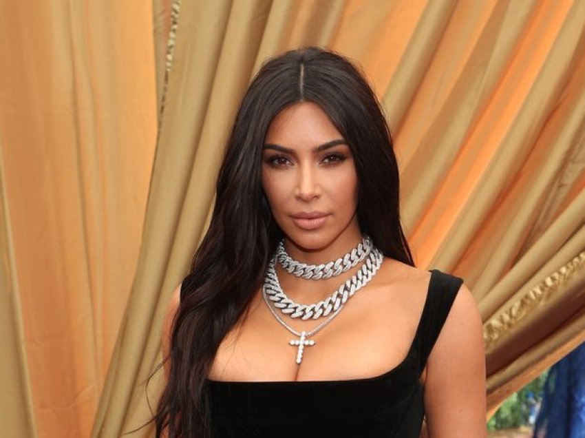 Kim Kardashian zbulon se rezultoi pozitive me COVID-19, por refuzon të jetë infektuar gjatë udhëtimit për ditëlindje