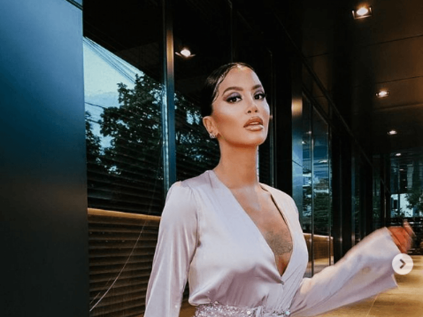 Dafina Zeqiri merr vëmendje me dekoltenë e hapur derisa pozon atraktive