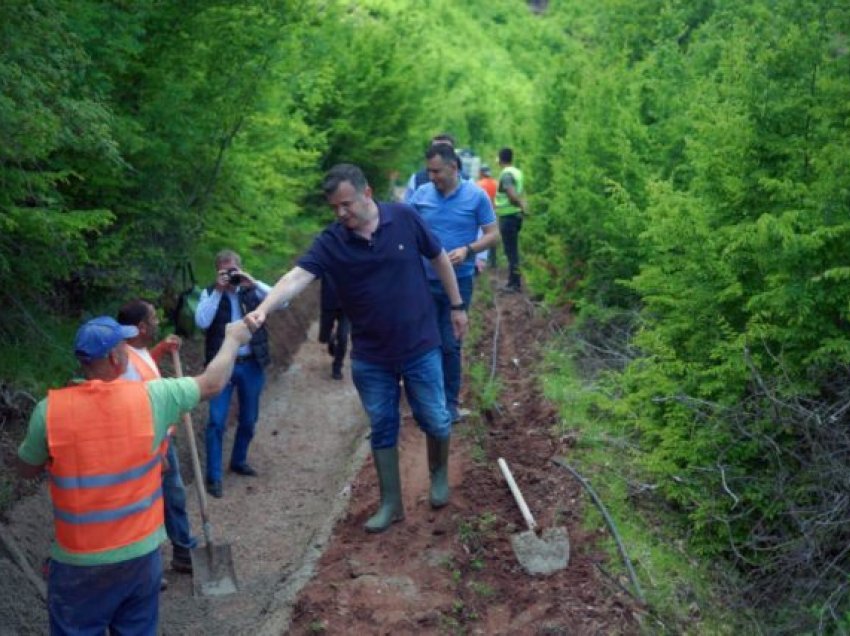 Me çizme dhe lopatë, Balla përvesh mëngët: Riparimi i kanaleve vaditëse, detyrë kryesore