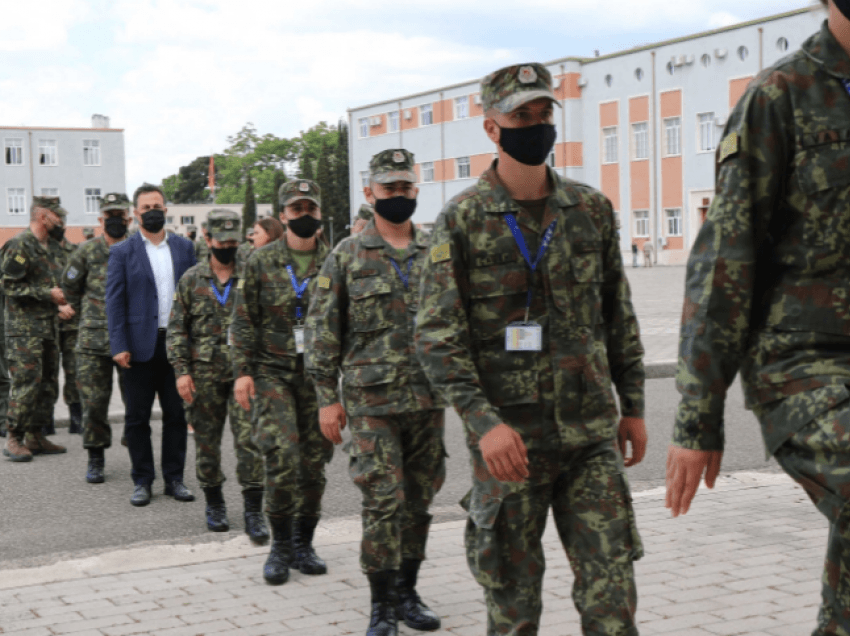 Peleshi takon studentët e Akademisë së FA: Ushtarakë sipas modeleve të huaj