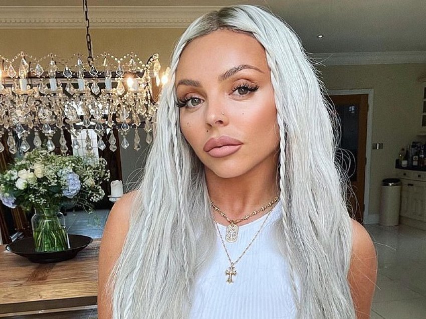 Jesy Nelson duket e lodhur pas një nate të gjatë në qytet