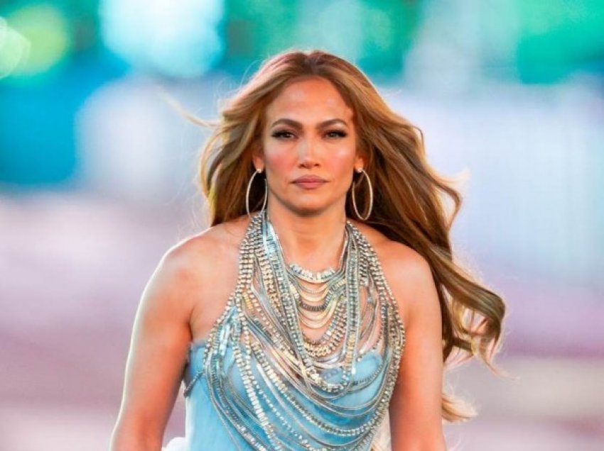 ​J.Lo shmang përqafimet për shkak të grimit