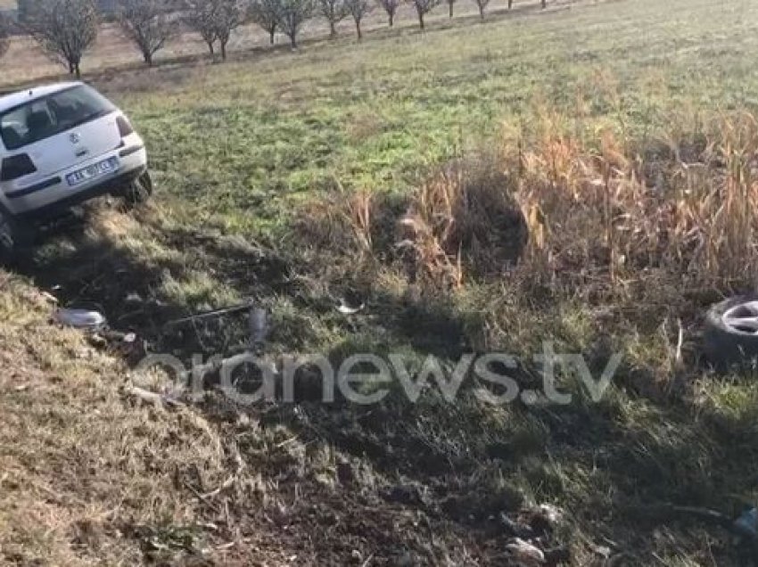 Përplasen dy makina në aksin Korçë-Kapshticë, një nga mjetet përfundon jashtë rrugës