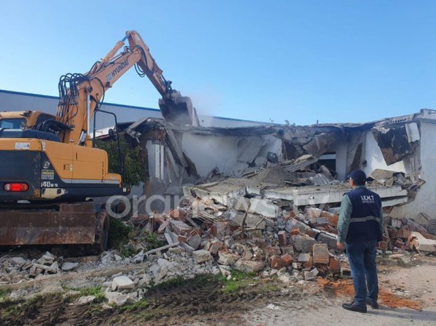 Vazhdon shembja e objekteve në jug