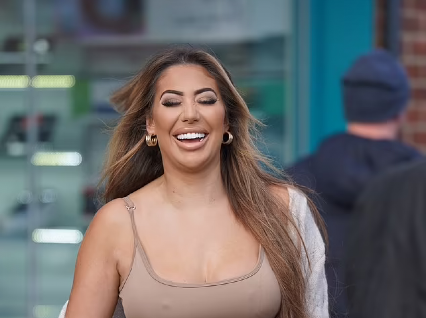 Chloe Ferry e guximshme me veshjen e ngushtë